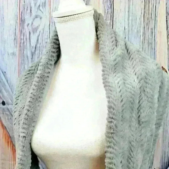 GRAY FAUX FUR Lightweight SOFT INFINITY Scarf Stretch REVERSIBLE 7.5" x 29" - Picture 2 of 5